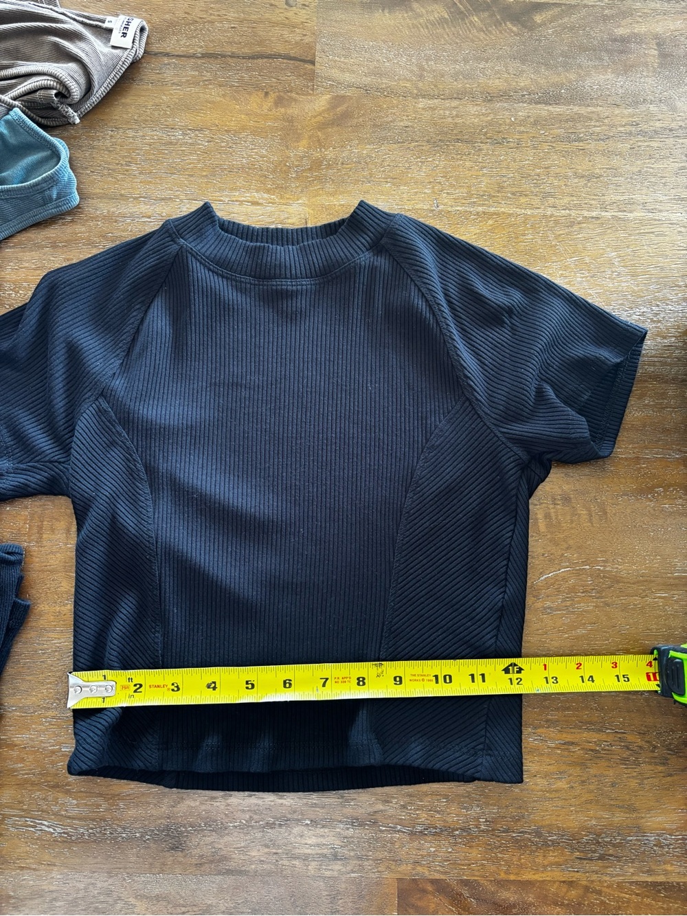 Beyond Yoga Ribbed Crop Black Tee Womens M TTS Great Condition - Picture 8 of 8